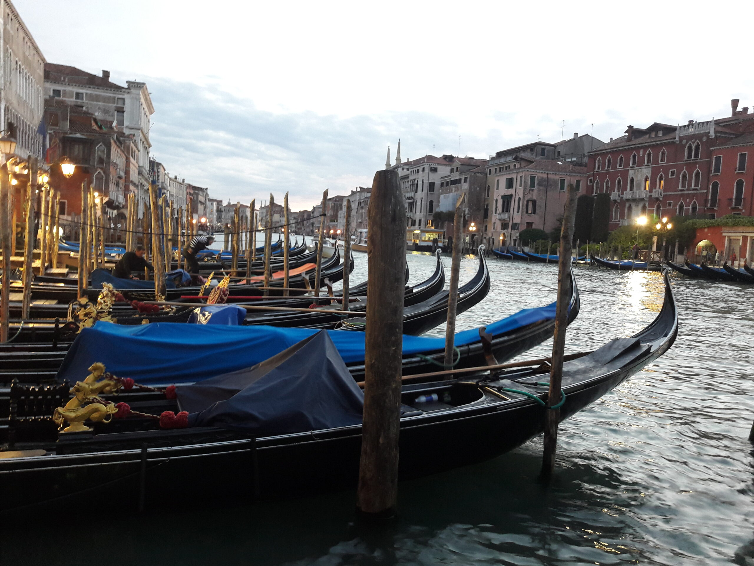 Benetke, potovanje v italijo, venice, venice parking, parking venice, parking benetke, benetke parking, italy, italija, parkiranje v benetkah, parkiranje benetke, kje parkirati v benetkah, vlak benetke, kako do benetk, kako do benetk z vlakom, kako z vlakom v benetke, z vlakom, z vlakom v benetke, benetke italija, kje parkirati benetke, kje parkirati v benetkah, benetke letališče, benetke železniška postaja, kje parkirati blizu železniške postaje v benetkah, benetke mestre, parkirna hiša benetke, benetke parkirna hiša, vožnja z vlakom, vstopnina benetke, vstopnica benetke, turistična taksa za benetke, benetke italija, kdaj je treba plačati takso v benetkah, v benetkah, gondola, vožnja z gondolo v benetkah, vožnja po kanalih, kanali benetke, ponte di rialto, 