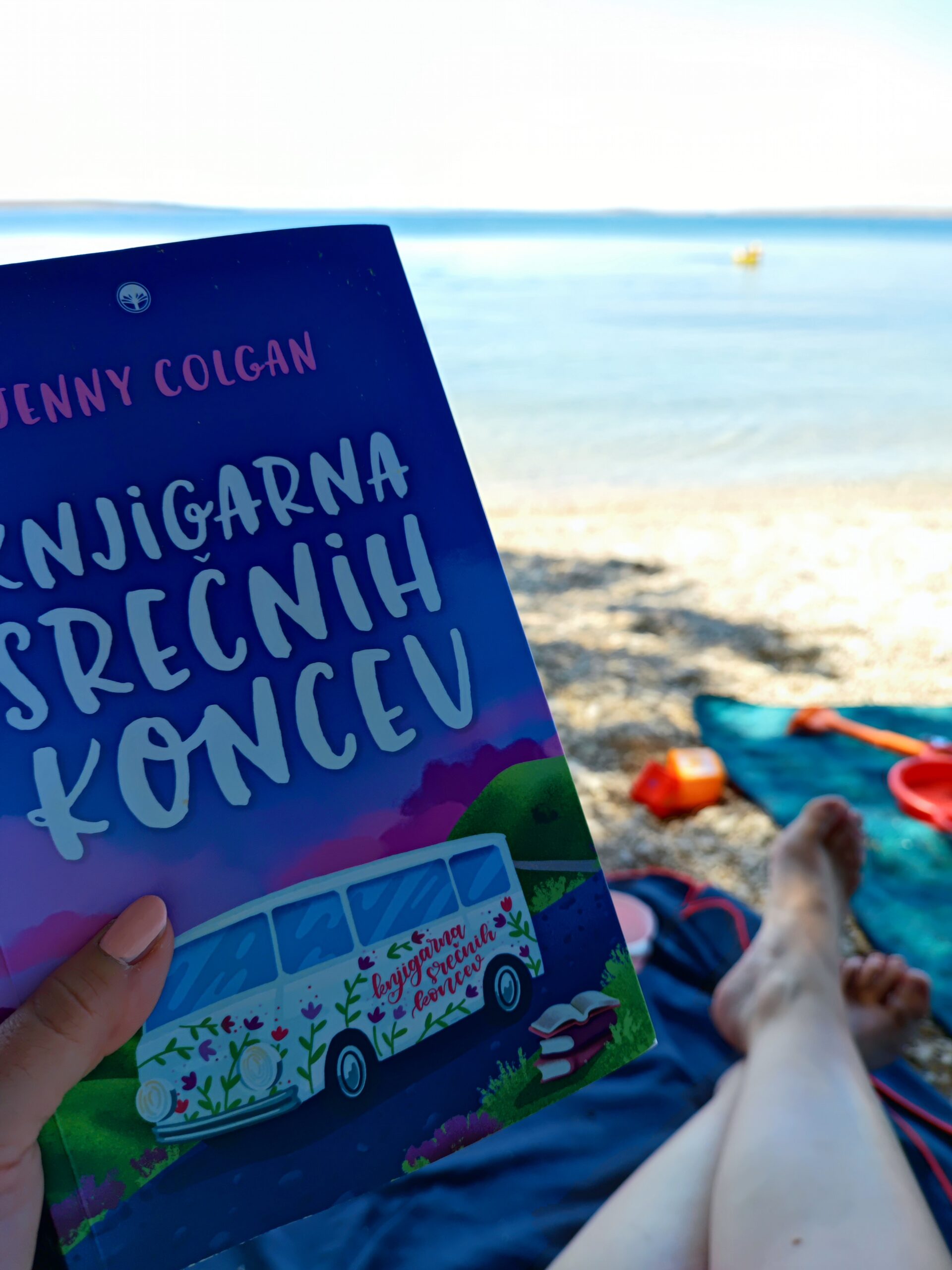 plažno branje, roman za plažo, ljubitelja knjig, ljudje, ki jih spoznamo na počitnicah, knjige za na plažo, ljubezenski romani, sodobni romani, romantika, romantične knjige, poletni romani, poletne knjige, emily henry, bralni klub, mami blogerke, mamiblogerke, trideseta, knjige, knjiga, knjižnica, cobiss moja knjižnica, knjigarna, suita za dva, plaža, morje, morsko branje, morske knjige, knjige, ki se dogajajo na morju, plažna romanca, romanca, avantura, mamma mia, plažno branje, roman za plažo, ljubitelja knjig, ljudje, ki jih spoznamo na počitnicah, knjige za na plažo, ljubezenski romani, sodobni romani, romantika, romantične knjige, poletni romani, poletne knjige, emily henry, bralni klub, mami blogerke, mamiblogerke, trideseta, knjige, knjiga, knjižnica, cobiss moja knjižnica, knjigarna, suita za dva, plaža, morje, morsko branje, morske knjige, knjige, ki se dogajajo na morju, plažna romanca, romanca, avantura, mamma mia, moje grško poletje, grčija, moje ne tako popolno življenje, sophie kinsella, pisateljica, posebno potovanje, sto srečnih dni, barbara pešut, divjakinja, italija za vedno, italija, recenzija knjig, recenzija, prebrane knjige, knjižni bingo, knjige za ženske, ženski romani, knjigarna srečnih koncev, škotska, italija za vedno, italija, gardsko jezero, potopisi, potovanja, potovanje