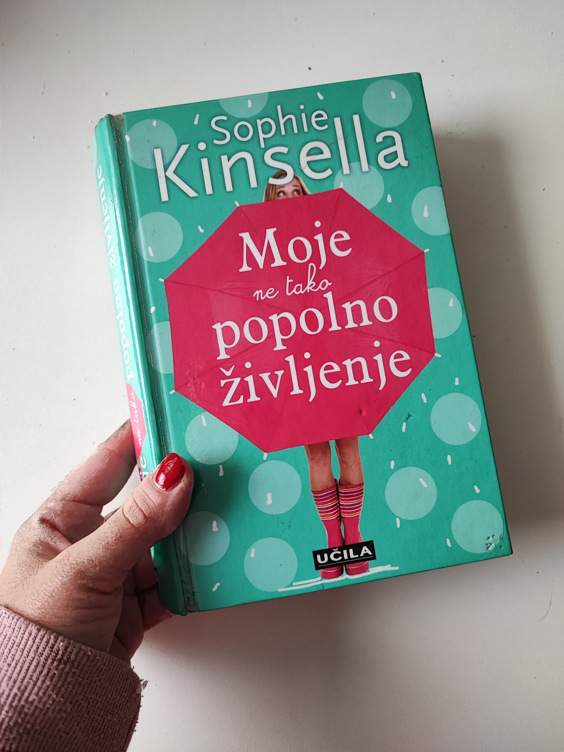 plažno branje, roman za plažo, ljubitelja knjig, ljudje, ki jih spoznamo na počitnicah, knjige za na plažo, ljubezenski romani, sodobni romani, romantika, romantične knjige, poletni romani, poletne knjige, emily henry, bralni klub, mami blogerke, mamiblogerke, trideseta, knjige, knjiga, knjižnica, cobiss moja knjižnica, knjigarna, suita za dva, plaža, morje, morsko branje, morske knjige, knjige, ki se dogajajo na morju, plažna romanca, romanca, avantura, mamma mia, plažno branje, roman za plažo, ljubitelja knjig, ljudje, ki jih spoznamo na počitnicah, knjige za na plažo, ljubezenski romani, sodobni romani, romantika, romantične knjige, poletni romani, poletne knjige, emily henry, bralni klub, mami blogerke, mamiblogerke, trideseta, knjige, knjiga, knjižnica, cobiss moja knjižnica, knjigarna, suita za dva, plaža, morje, morsko branje, morske knjige, knjige, ki se dogajajo na morju, plažna romanca, romanca, avantura, mamma mia, moje grško poletje, grčija, moje ne tako popolno življenje, sophie kinsella, pisateljica, posebno potovanje, sto srečnih dni, barbara pešut, divjakinja, italija za vedno, italija, recenzija knjig, recenzija, prebrane knjige, knjižni bingo, knjige za ženske, ženski romani, knjigarna srečnih koncev, škotska, italija za vedno, italija, gardsko jezero, potopisi, potovanja, potovanje