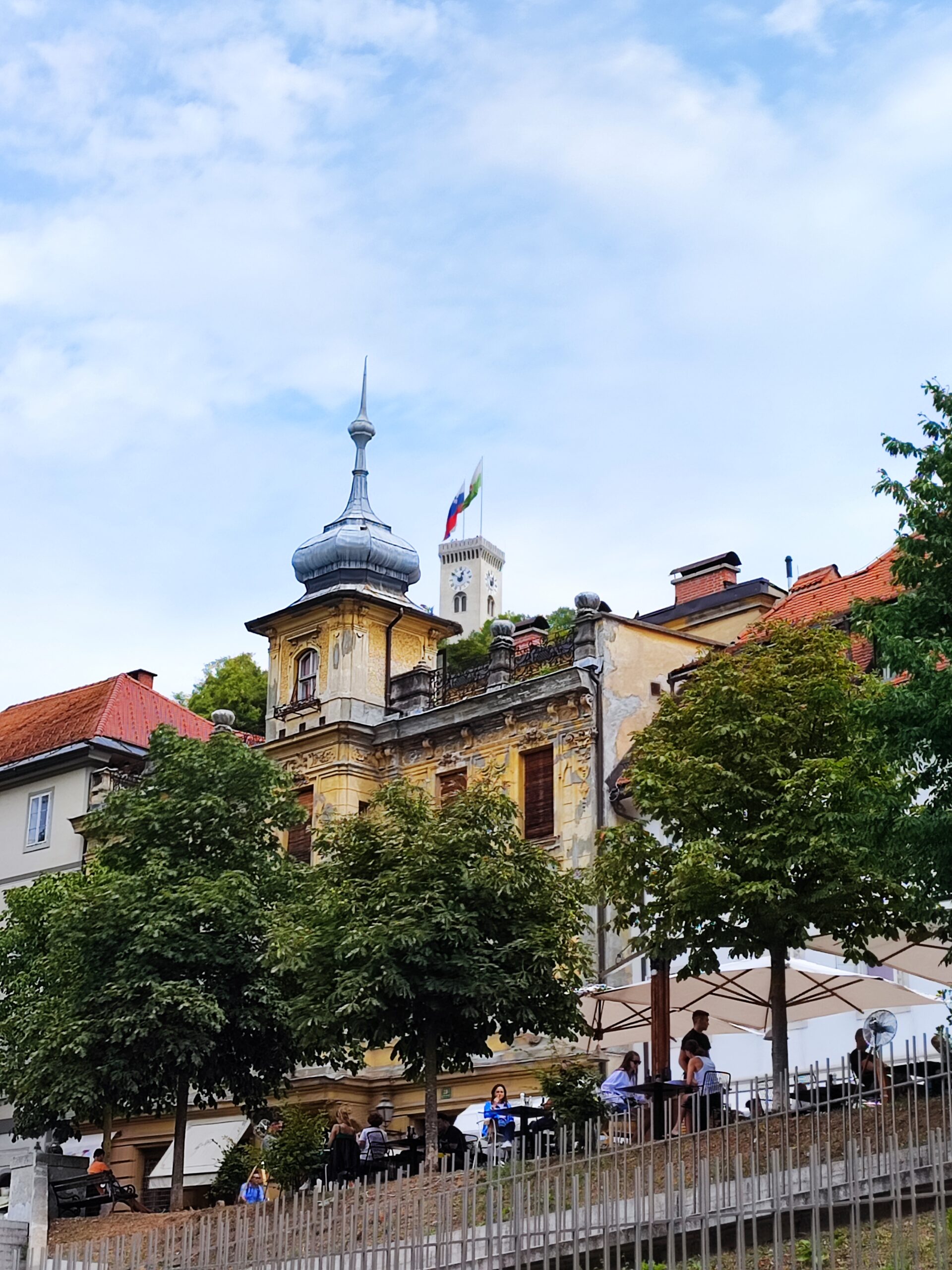 Ladja Žaba, z ladjico, izlet z ladjico, z ladjico po ljubljanici, ljubljanica, ladja zmaj, zeleni zmaj, izlet z otroki, izlet z otrokom, ljubljana izlet, ljubljana, kaj početi v ljubljani, ljubljana slovenija, visit ljubljana, visit slovenia, ljubljanica river, ljubjana sightseeing, ljubljana what to do, prosti čas ljubljana, kam z otrokom v ljubljani, kavarne z igrali, lokali z igrali