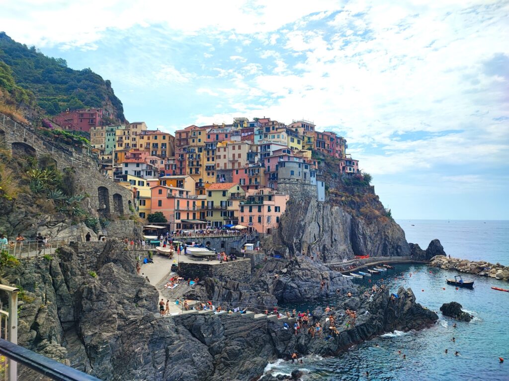 cinque terre, potovanje v italijo, izlet v italijo, italija, prazniki italija, prazniki v italiji, vasice v cinque terre, z vlakom v cinque terre, cinque terre z ladjico, italija 2024, potovanja v dvoje, potovanje v dvoje, romantična potovanja, romantična italija, italijanska obala, ligurska obala, plaže cinque terre, vlak cinque terre, unesco, trideseta, potovalni načrt, načrt poti cinque terre, vernazza, corniglia, manarola, riomaggiore, monterosso, ligursko morje, porto venere, toskana