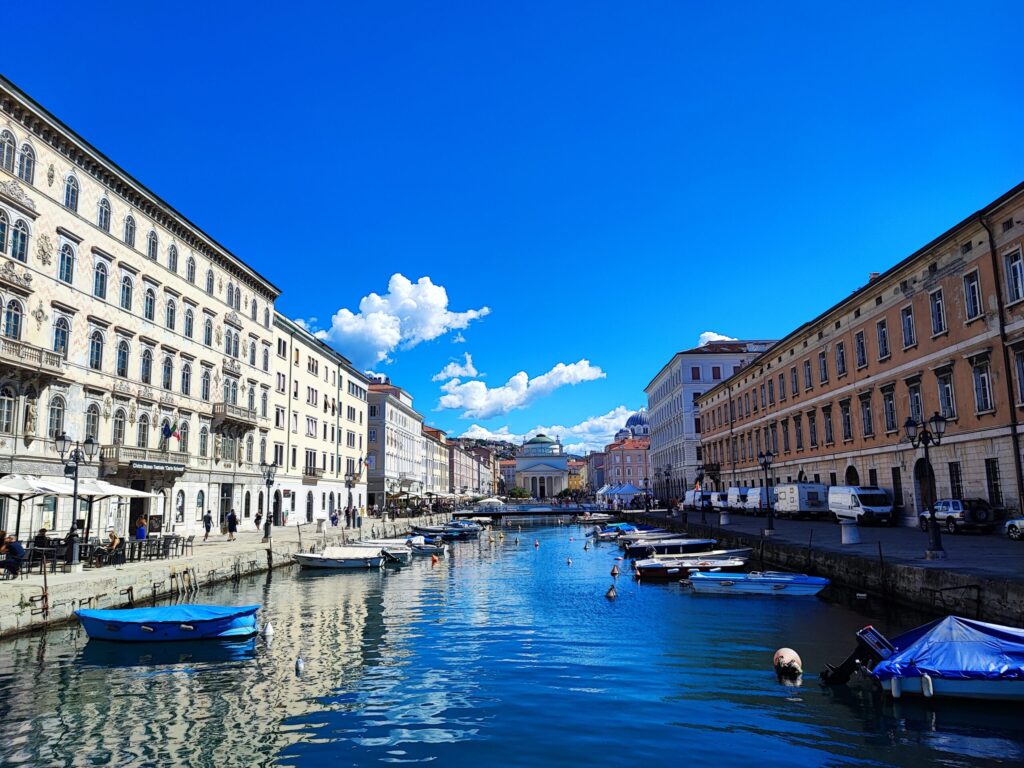 Canal Grande, Trieste, Trst, potovanje v italijo, izlet v italijo, italija, izlet v trst, enodnevni izlet v trst, piran, enodnevni izlet v italijo, trst znamenitosti, aperol, piazza dell unita, unita d italia, italia, trst veliki trg, piazza unita, pristanišče trst, canal grande, veliki kanal trst, okolica trsta, kaj početi v trstu, miramar, grad miramar, devinski grad, socerb, portopiccolo, portopiccolo sistiana