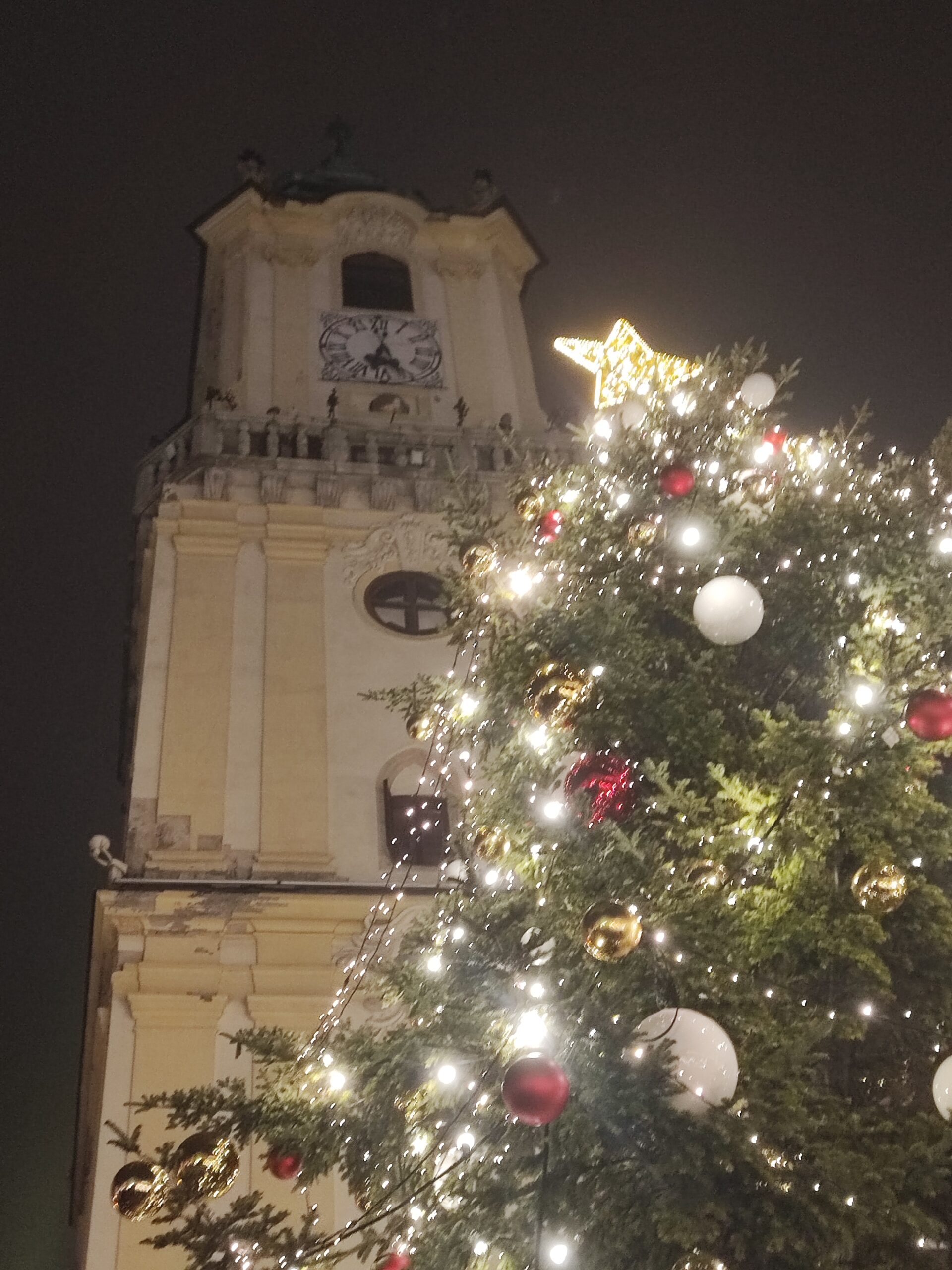 bratislava, božična bratislava, bratislava 2024, božični sejmi v evropi, božična bratislava, predbožična bratislava, trideseta,bratislava, christmas market, bratislava christmas market, trideseta, sanja, bratislava za božič, bratislava novo leto, bratislava 2024, novo leto 2024, novo leto, božična bratislava, božični sejmi, božič, predbožična bratislava, predbožični sejmi, christmas markets in europe, slovaška, slovakia, božični sejmi v evropi, adventni sejmi, advent, advent bratislava, 2025, prazniki